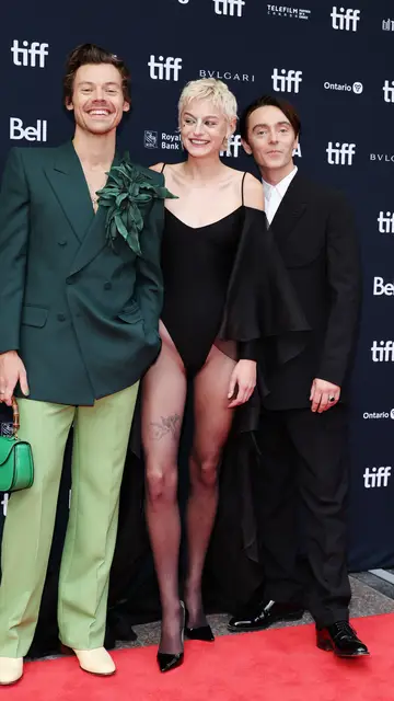 Harry Styles, Emma Corrin y David Dawson presentando 'My policeman' En el TIFF