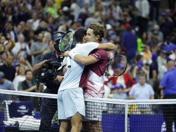Casper Ruud felicita a Carlos Alcaraz tras la final del US Open