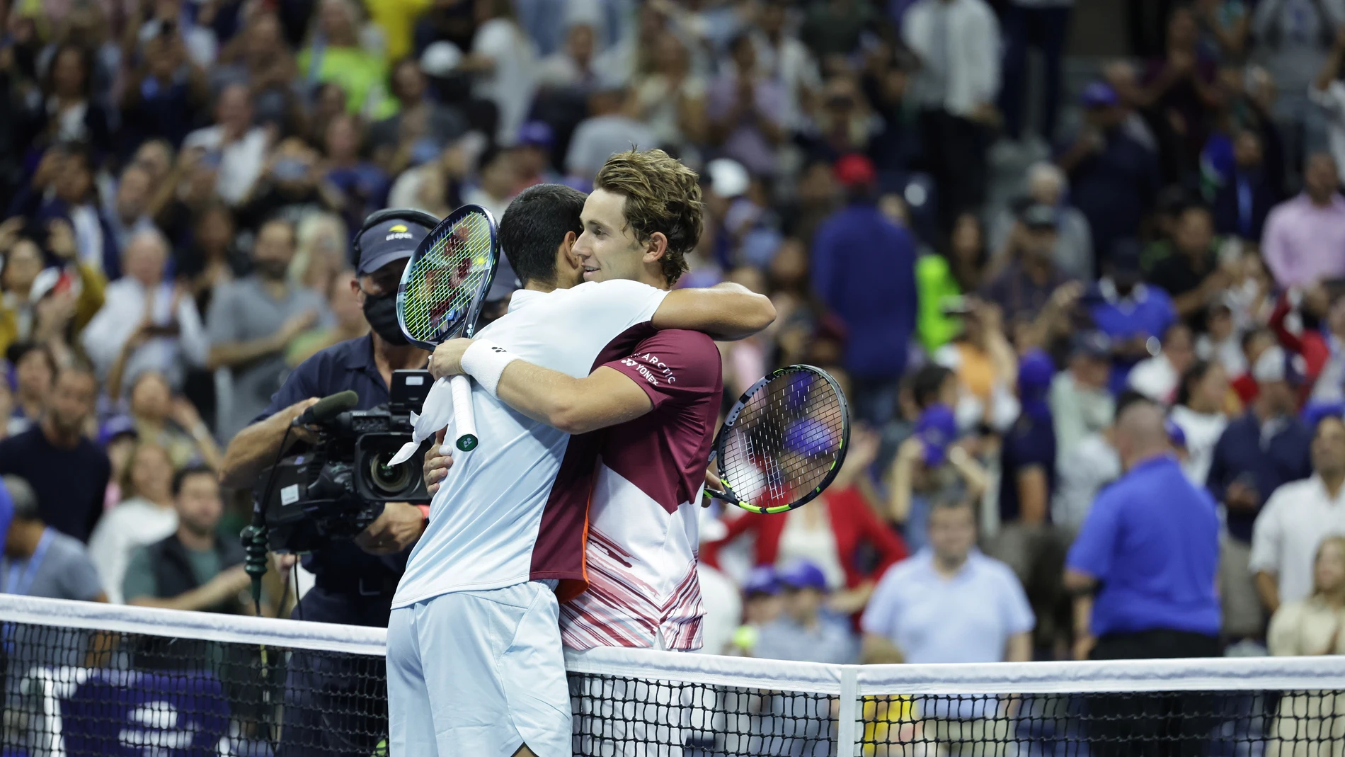 Casper Ruud felicita a Carlos Alcaraz tras la final del US Open Casper Ruud felicita a Carlos Alcaraz tras la final del US Open