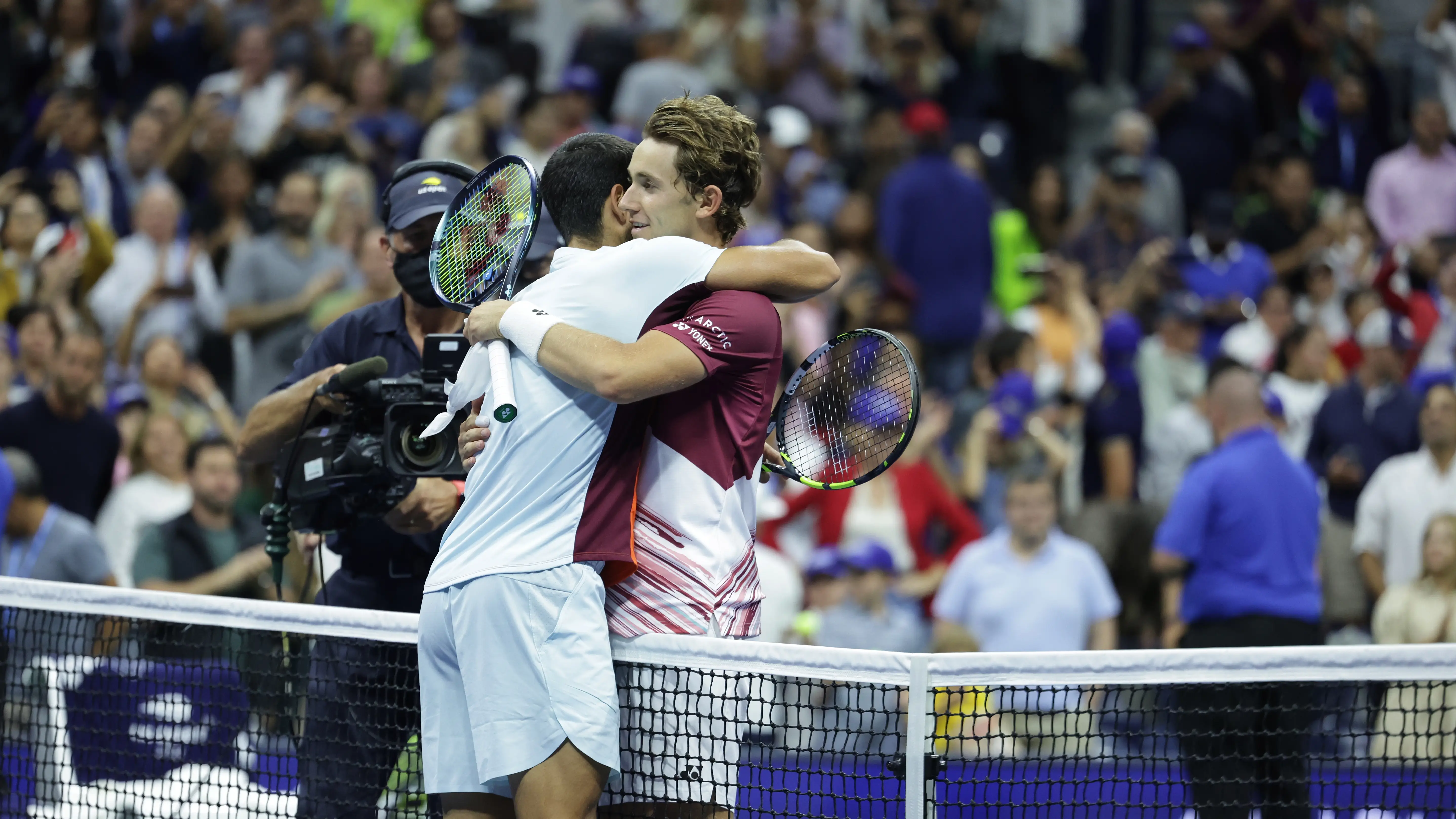 Casper Ruud felicita a Carlos Alcaraz tras la final del US Open Casper Ruud felicita a Carlos Alcaraz tras la final del US Open