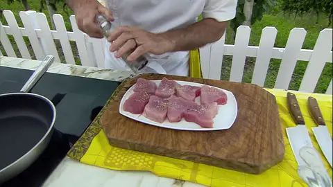 Salpimienta los filetes de bonito Salpimienta los filetes de bonito