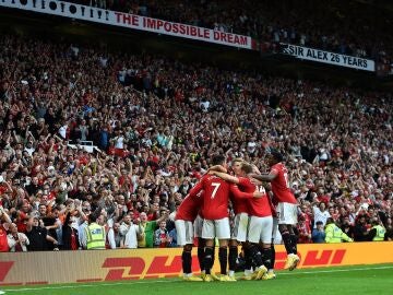 El Manchester United celebra un gol contra el Arsenal