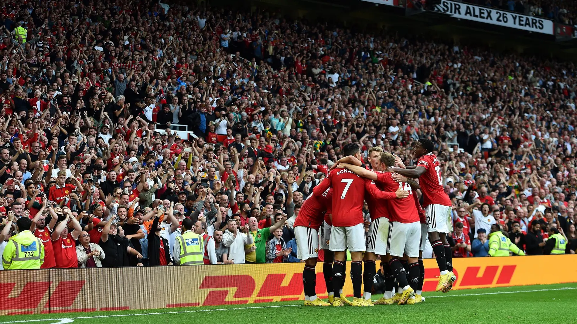 El Manchester United celebra un gol contra el Arsenal