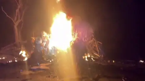 Autobús en llamas que chocó con el tráiler México