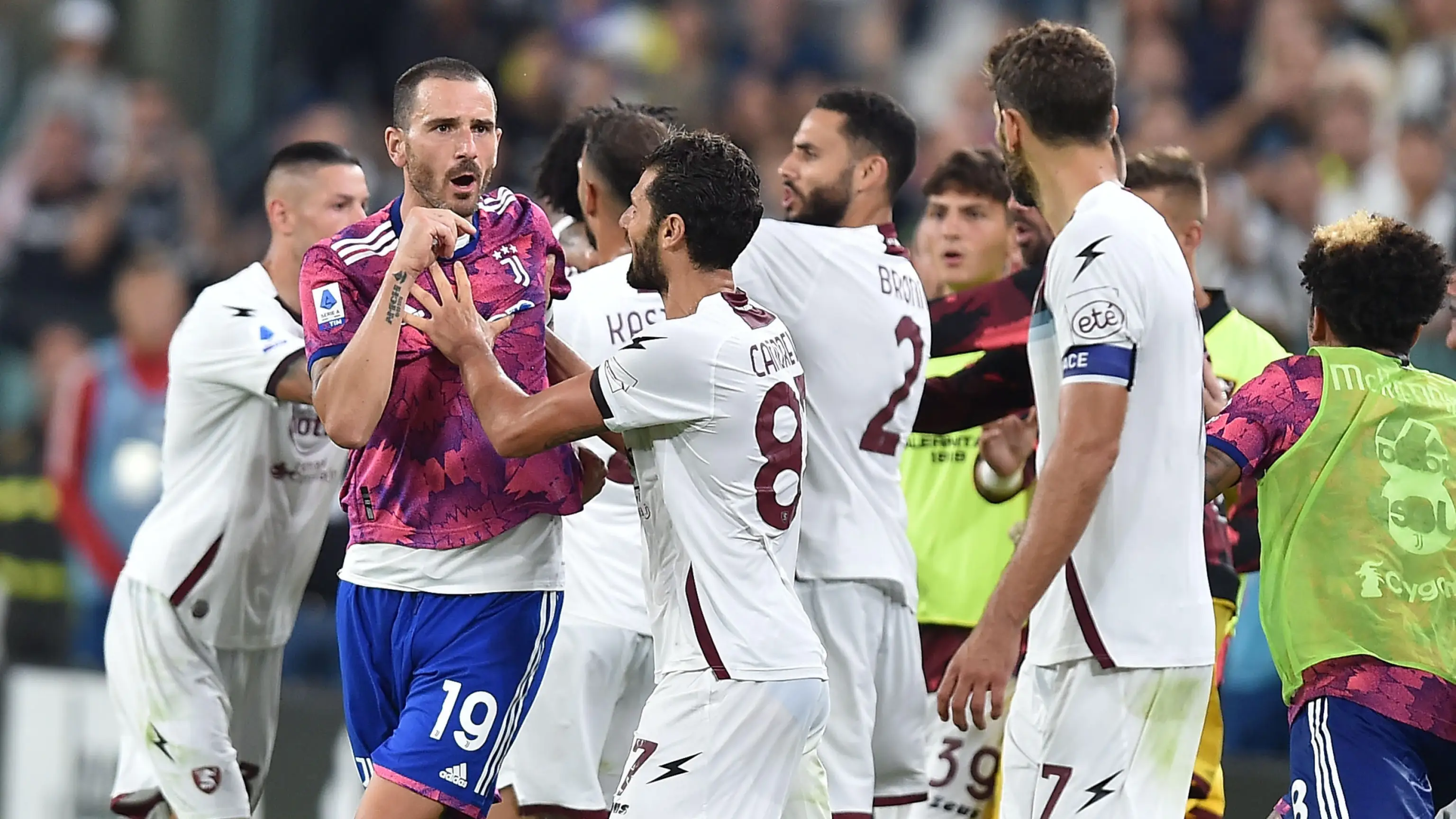 Leonardo Bonucci, ante los jugadores de la Salernitana Leonardo Bonucci, ante los jugadores de la Salernitana