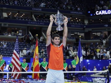Carlos Alcaraz levanta el trofeo del US Open