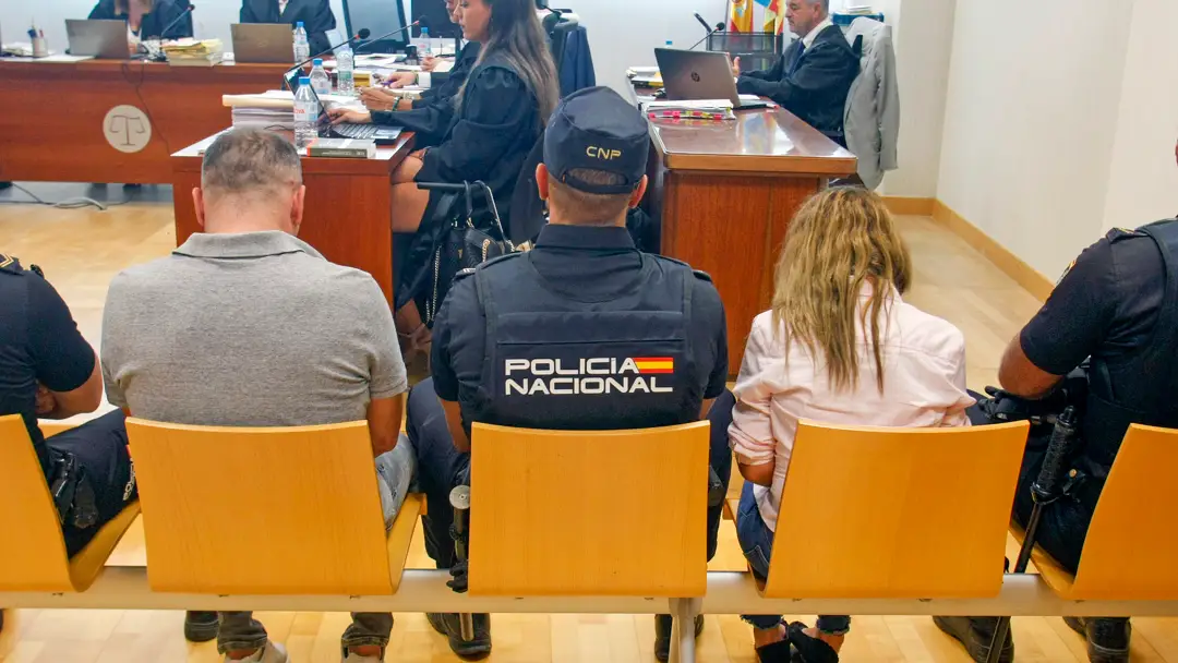 Los dos acusados en la primera sesi&oacute;n del juicio