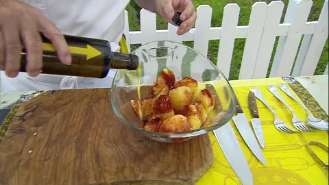 Agrega pimentón, perejil y aceite a las patatas Agrega pimentón, perejil y aceite a las patatas