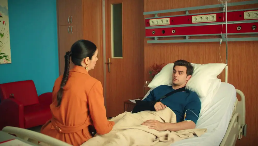 Ömer sobrevive al atropello y Suzan no se separa de su lado Ömer sobrevive al atropello y Suzan no se separa de su lado