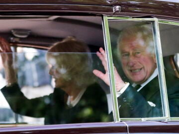 El rey Carlos III junto a la reina consorte Camilla