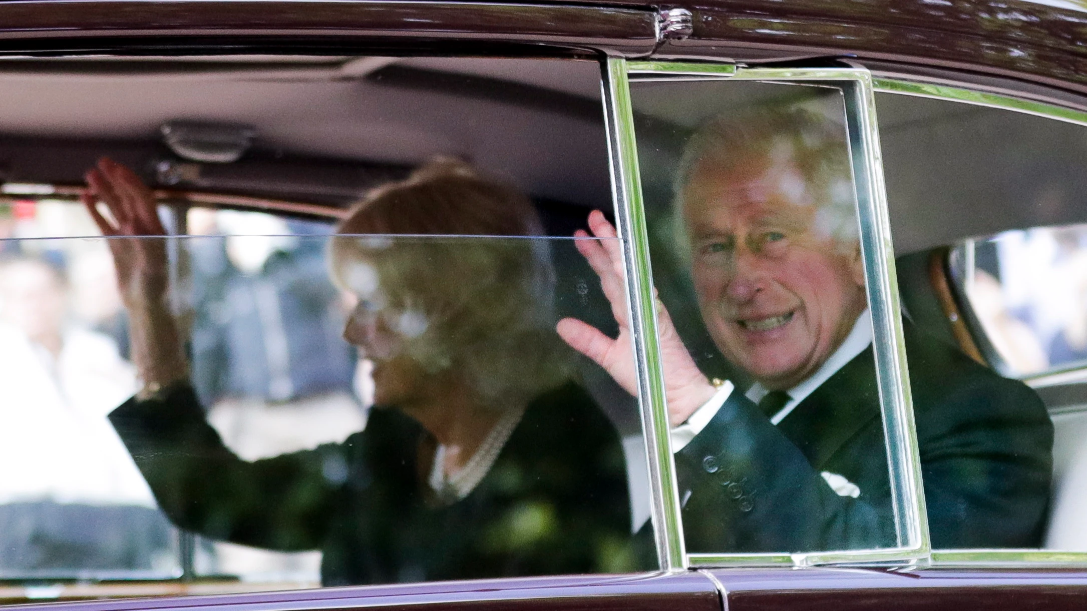 El rey Carlos III junto a la reina consorte Camilla