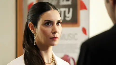 En el último capítulo de 'Hermanos': Suzan se siente en deuda con Ömer y toma una drástica decisión En el último capítulo de 'Hermanos': Suzan se siente en deuda con Ömer y toma una drástica decisión