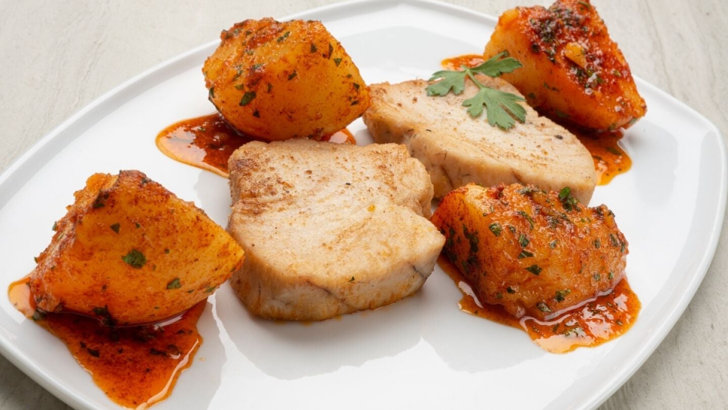 Karlos Arguiñano: receta rápida de bonito frito con patatas al pimentón