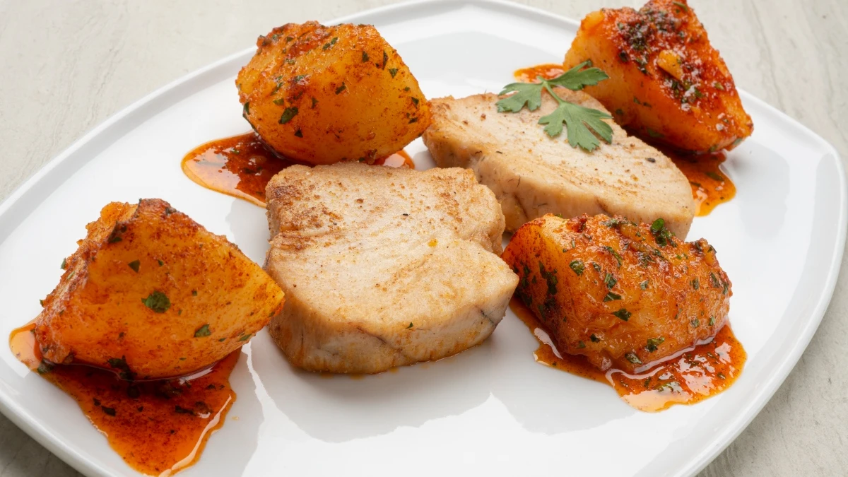 Karlos Argui&ntilde;ano: receta r&aacute;pida de bonito frito con patatas al piment&oacute;n