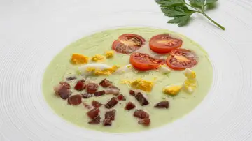 Sopa de pepino y aguacate, la receta ligera, rica y sana de Karlos Arguiñano