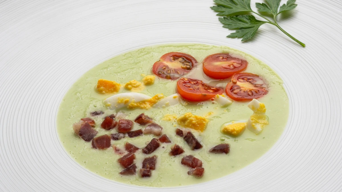 Sopa de pepino y aguacate, la receta ligera, rica y sana de Karlos Arguiñano Sopa de pepino y aguacate, la receta ligera, rica y sana de Karlos Arguiñano