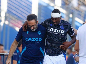 Sadiq Umar, en el momento de retirarse lesionado en el partido ante el Getafe