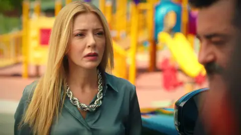 El duro enfrentamiento entre Suzan con Nebahat y Akif: “Pagarás por lo que has hecho" El duro enfrentamiento entre Suzan con Nebahat y Akif: “Pagarás por lo que has hecho"