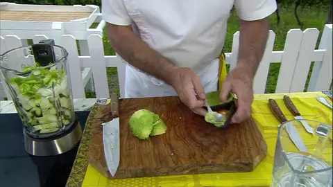 Agrega los ingredientes al vaso y tritura Agrega los ingredientes al vaso y tritura