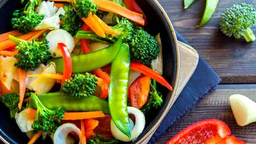 Plato de verduras por el Día mundial del vegetarianismo 2022