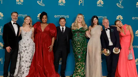 Reparto de 'The White Lotus': Murray Bartlett, Sydney Sweeney, Natasha Rothwell, Steve Zahn, Jennifer Coolidge, Alexandra Daddario, Mike White y Connie Britton Premios Emmy 2022