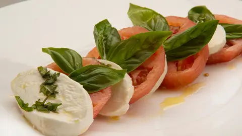 La auténtica receta de ensalada caprese de Karlos Arguiñano La auténtica receta de ensalada caprese de Karlos Arguiñano