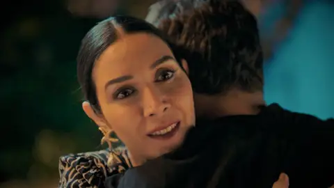 Suzan y Ömer deciden darse una oportunidad Suzan y Ömer deciden darse una oportunidad