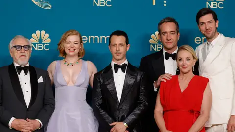 Reparto de Succession: Brian Cox, Sarah Snook, Jeremy Strong, Matthew Macfadyen, J. Smith-Cameron y Nicholas Braun Premios Emmy 2022