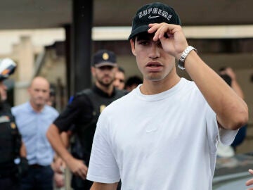 Carlos Alcaraz a su llegada al aeropuerto de Manises, Valencia