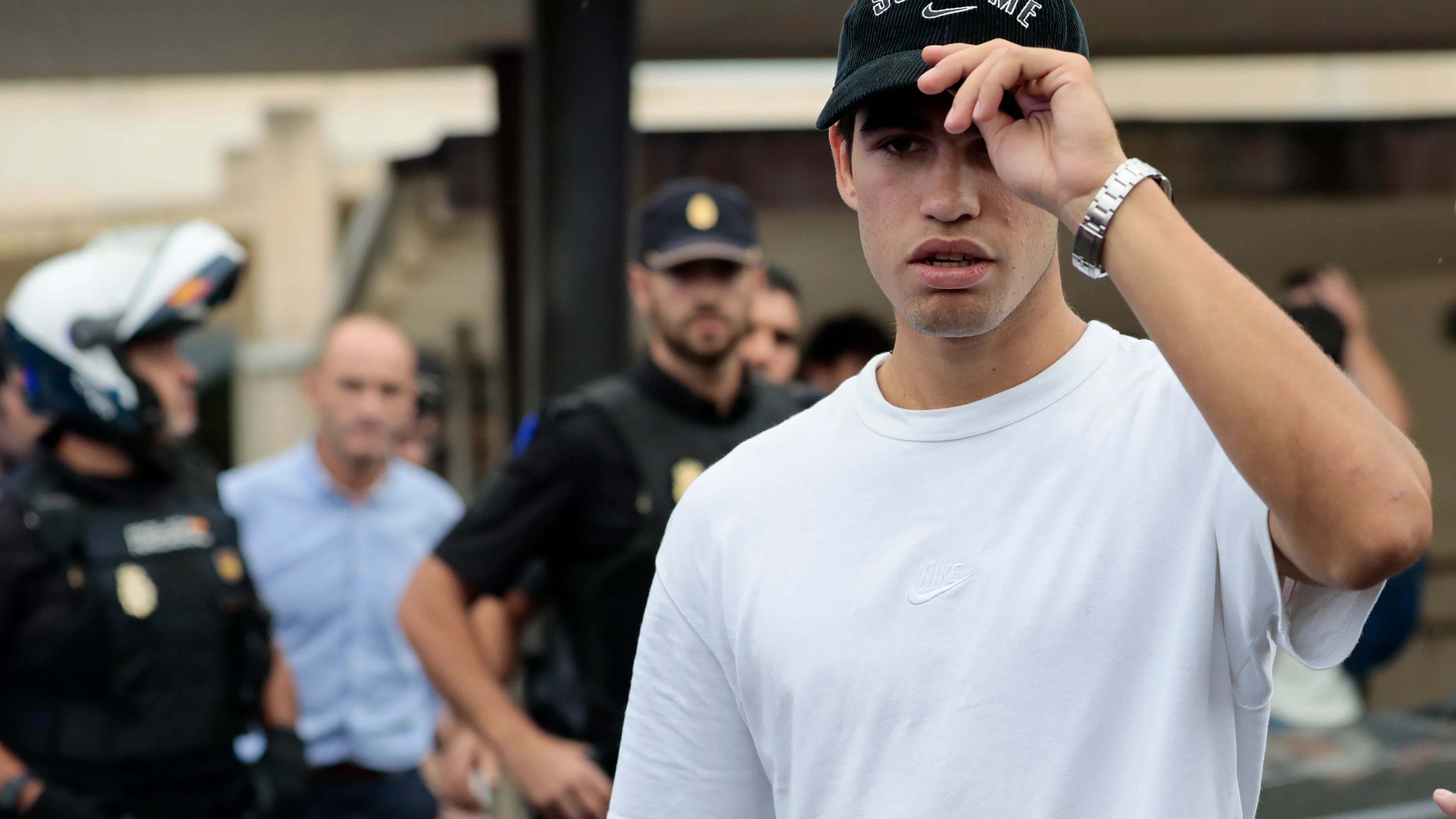 Carlos Alcaraz a su llegada al aeropuerto de Manises, Valencia