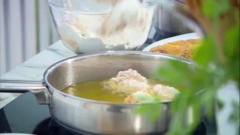 Pasa las alitas por harina y fríelas Pasa las alitas por harina y fríelas