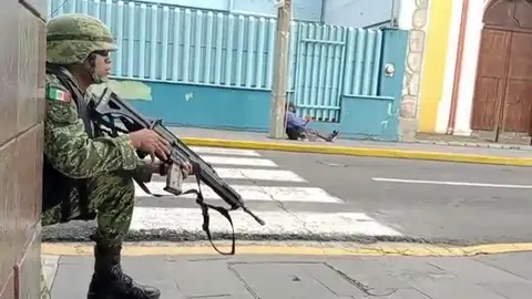 Las autoridades locales protegen a la población durante el tiroteo México