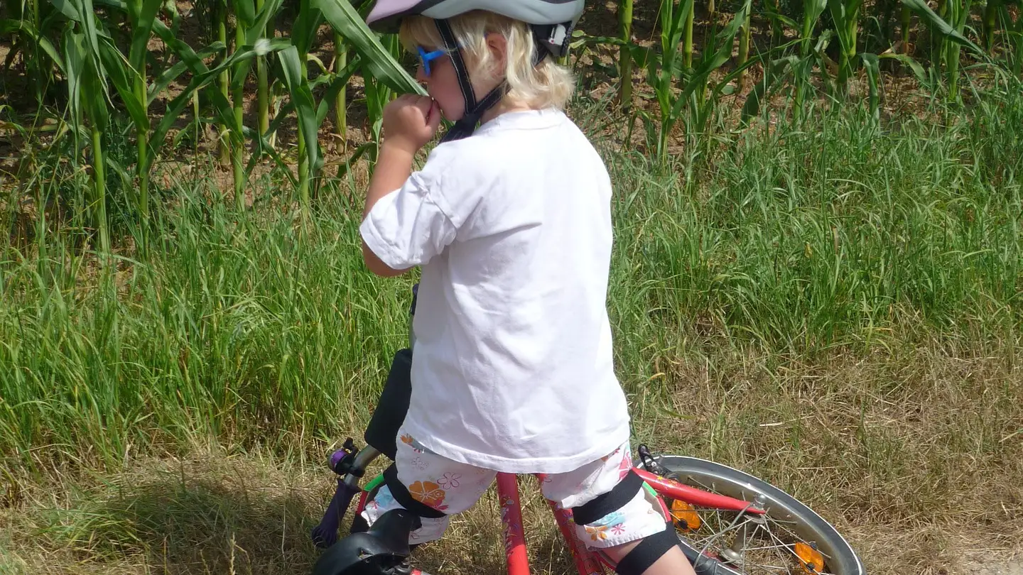 El ni&ntilde;o estaba jugando con su bicicleta en el patio de la casa