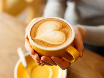 Disfrutando de un café Disfrutando de un café