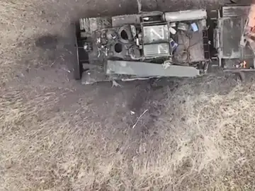 Un tanque arde en la invasión de Ucrania tras ser atacado