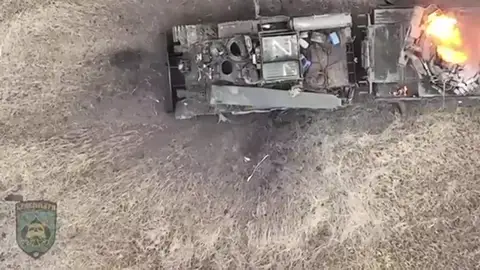 Un tanque arde en la invasión de Ucrania tras ser atacado Un tanque arde en la invasión de Ucrania tras ser atacado