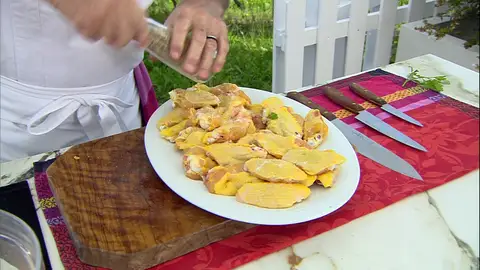 Salpimienta las alitas e introdúcelas en el bol del marinado Salpimienta las alitas e introdúcelas en el bol del marinado