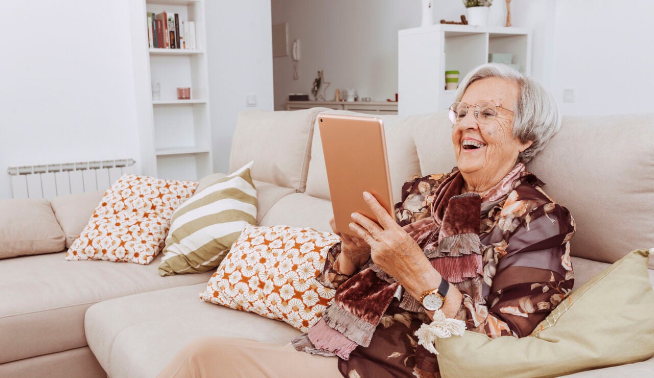 Día de las Personas Mayores: Una anciana disfruta consultando en la tablet