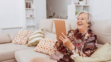 Día de las Personas Mayores: Una anciana disfruta consultando en la tablet