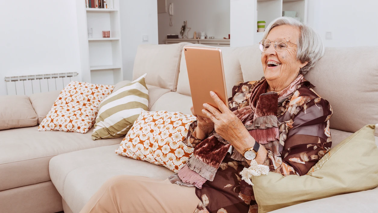 Día de las Personas Mayores: Una anciana disfruta consultando en la tablet Día de las Personas Mayores: Una anciana disfruta consultando en la tablet