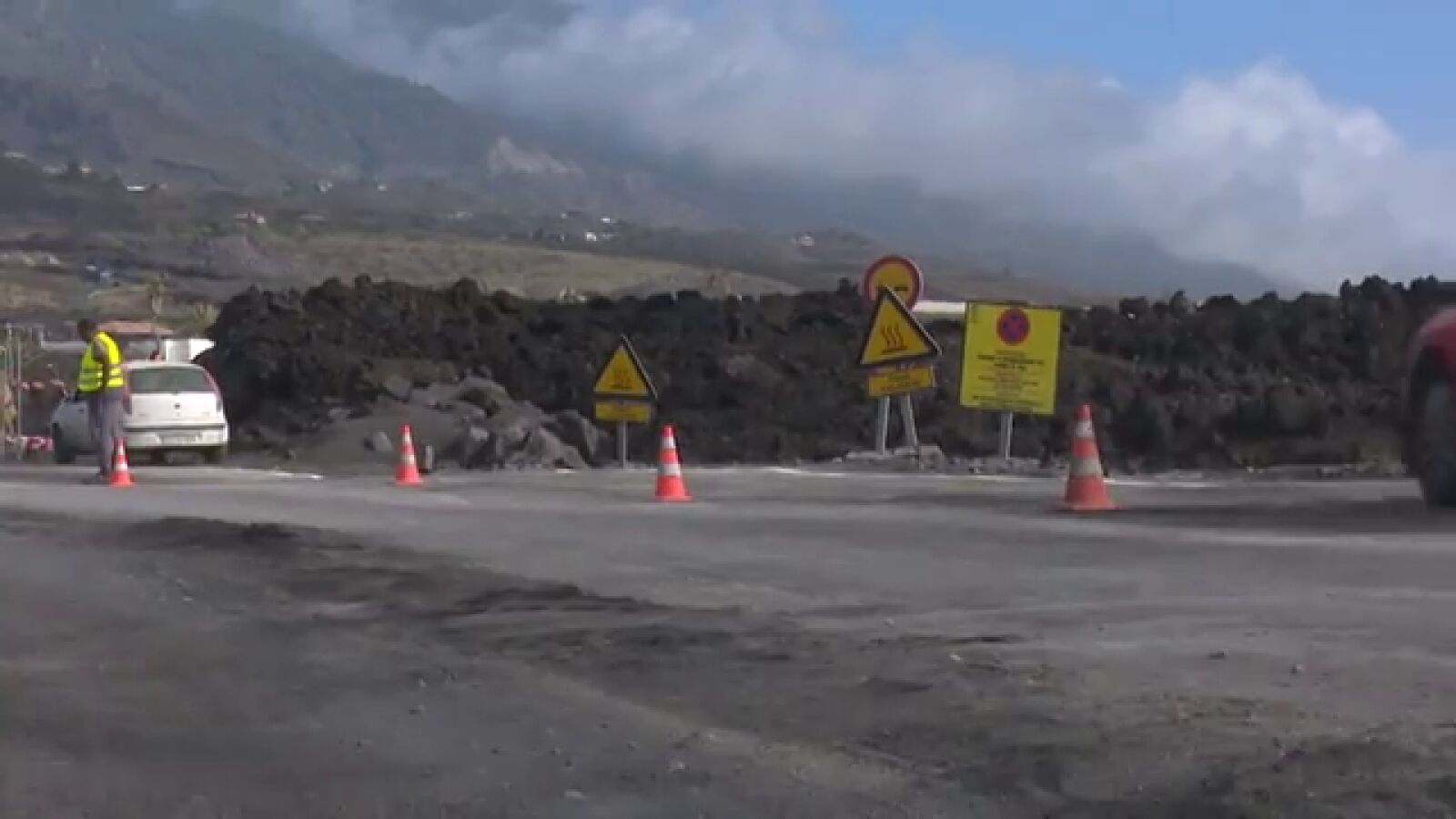 Soluciones imaginativas para recuperar las carreteras afectadas por la erupción del volcán de La Palma