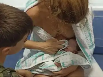 Una mujer da a luz a su bebé con la ayuda telefónica de una operadora del 061