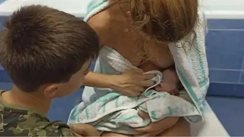 Una mujer da a luz a su bebé con la ayuda telefónica de una operadora del 061 Una mujer da a luz a su bebé con la ayuda telefónica de una operadora del 061