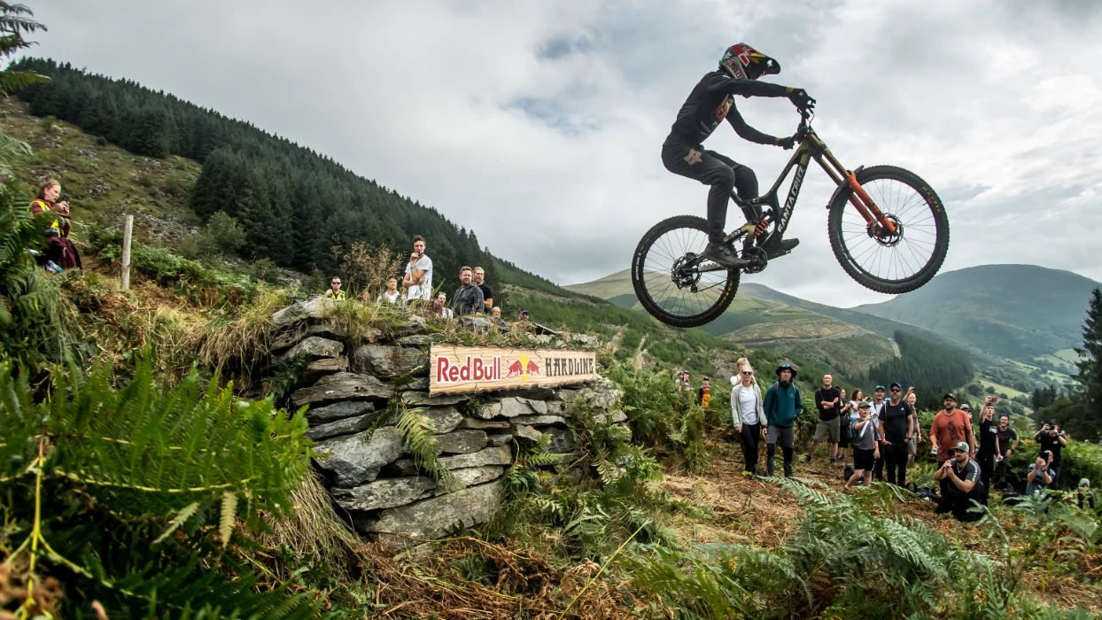 Jackson Goldstonee, en acción en el Red Bull Hardline 2022 Jackson Goldstonee, en acción en el Red Bull Hardline 2022