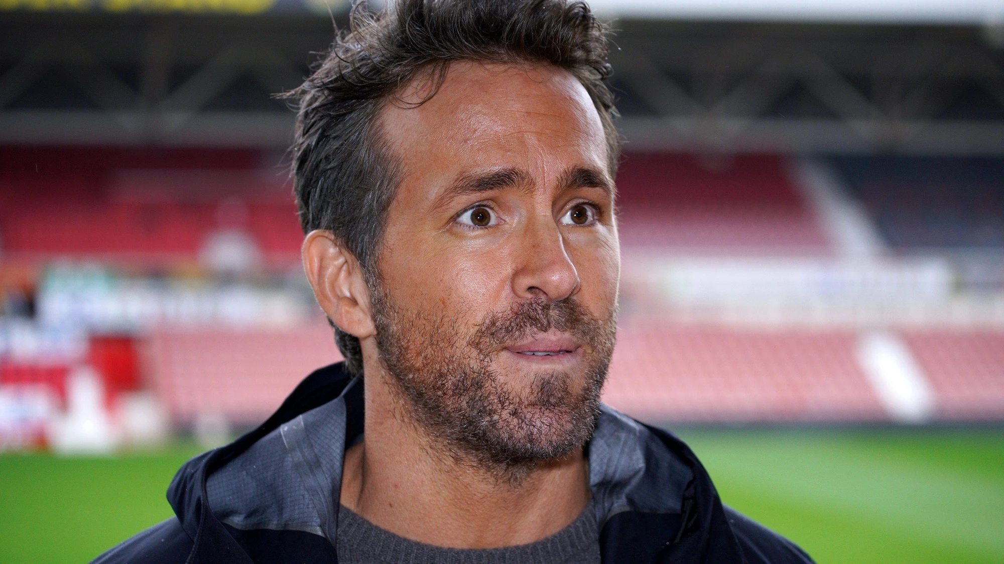 Ryan Reynolds En un campo de fútbol
