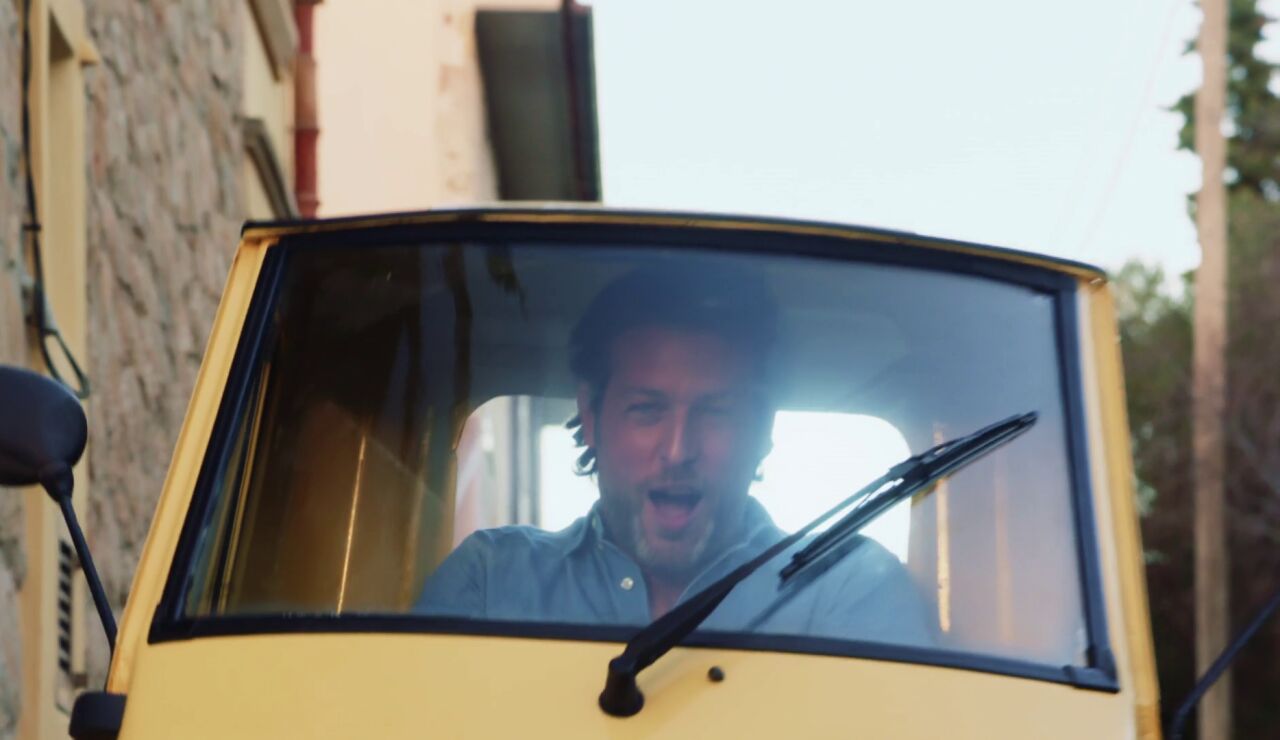 La nueva locura de Max: &iexcl;Persigue a un sospechoso en una camioneta peque&ntilde;a!