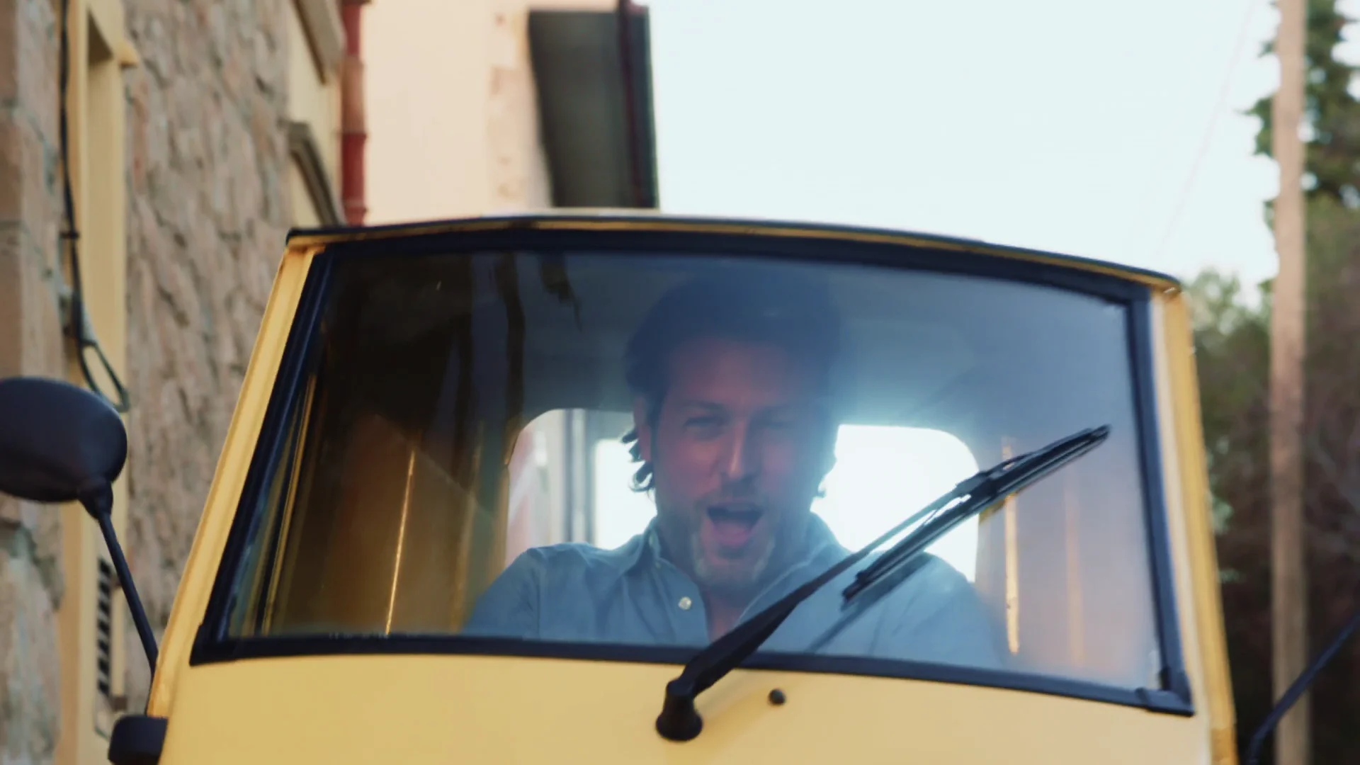 La nueva locura de Max: ¡Persigue a un sospechoso en una camioneta pequeña! La nueva locura de Max: ¡Persigue a un sospechoso en una camioneta pequeña!