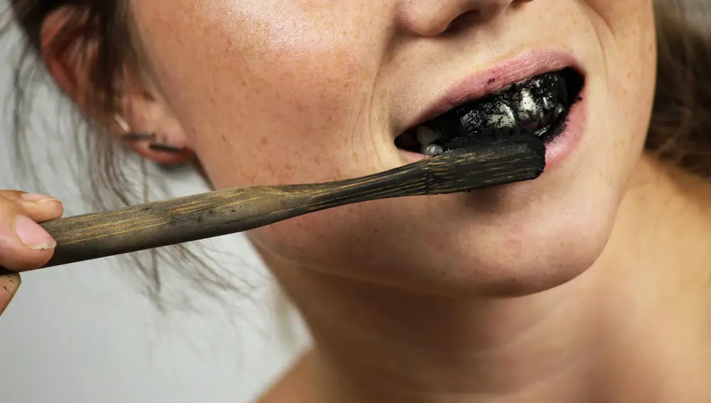 Cepillar los dientes con dentífrico con carbón activo