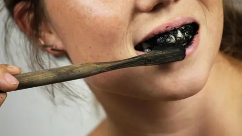 Cepillar los dientes con dentífrico con carbón activo Cepillar los dientes con dentífrico con carbón activo
