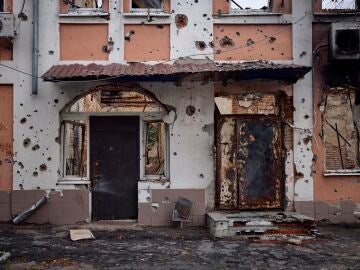Edificio dañado por los ataques en Ucrania